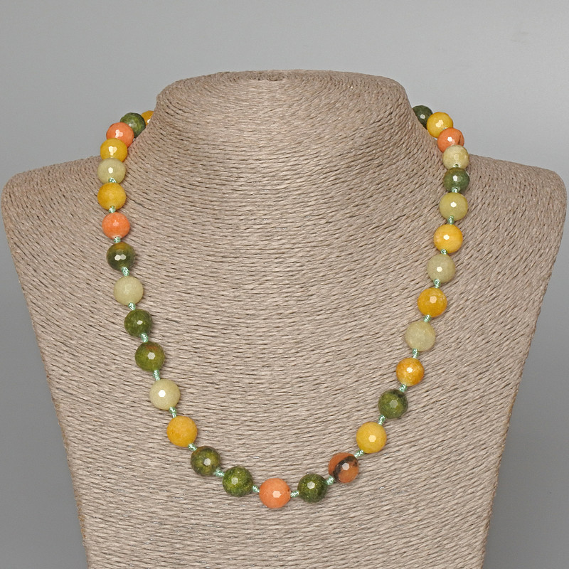 Collier-Assortiment aus Natursteinen