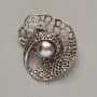 Brosche „Akzent“ mit grauer Perle, silberfarbenes Metall, 41 × 39 mm
