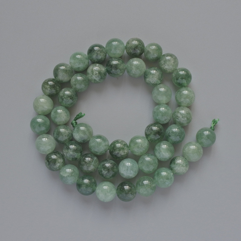 Jadeit-Perlen, glatte Kugeln, Durchmesser ca. 8,5 mm, Länge ca. 37 cm, auf einer Schnur