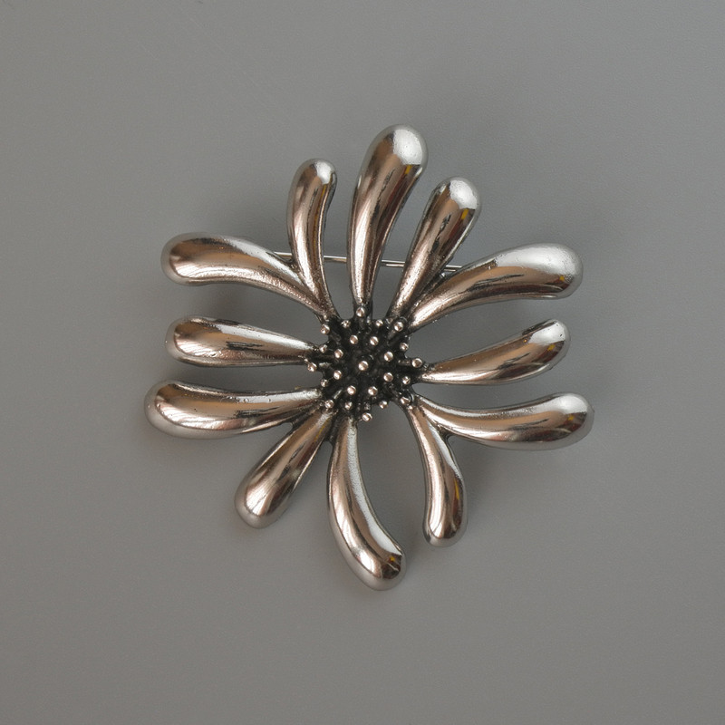 Blumenbrosche – Anhänger aus silberfarbenem Metall, 49×50 mm