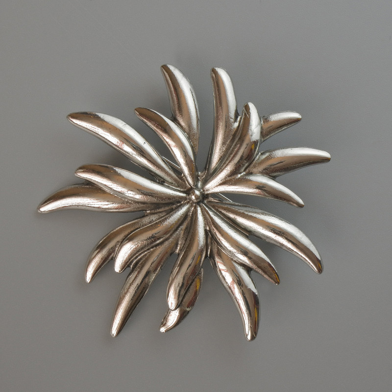 Brosche/Anhänger Chrysanthemenblume, silberfarbenes Metall, 60×60 mm