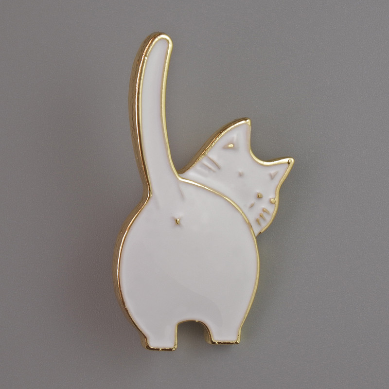 Brosche 'Kätzchen' weiße Emaille, goldfarbener Metall 37 × 20 mm