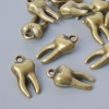 Schmuckzubehör – Anhänger 'Zahn', Abmessungen 15,5 × 7,5 mm, Lochdurchmesser 1,6 mm, Verpackung 15 Stück ±, bronzefarbenes Metall