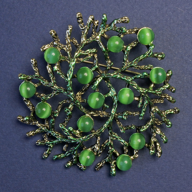 Brosche-Anhänger „Zweiglein“ mit Katzenaugenstein, Emaille, 60 mm+