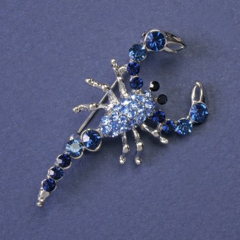 Brosche Skorpion – hellblaue und blaue Strasssteine, silberfarbiges Metall, 47×25 mm +