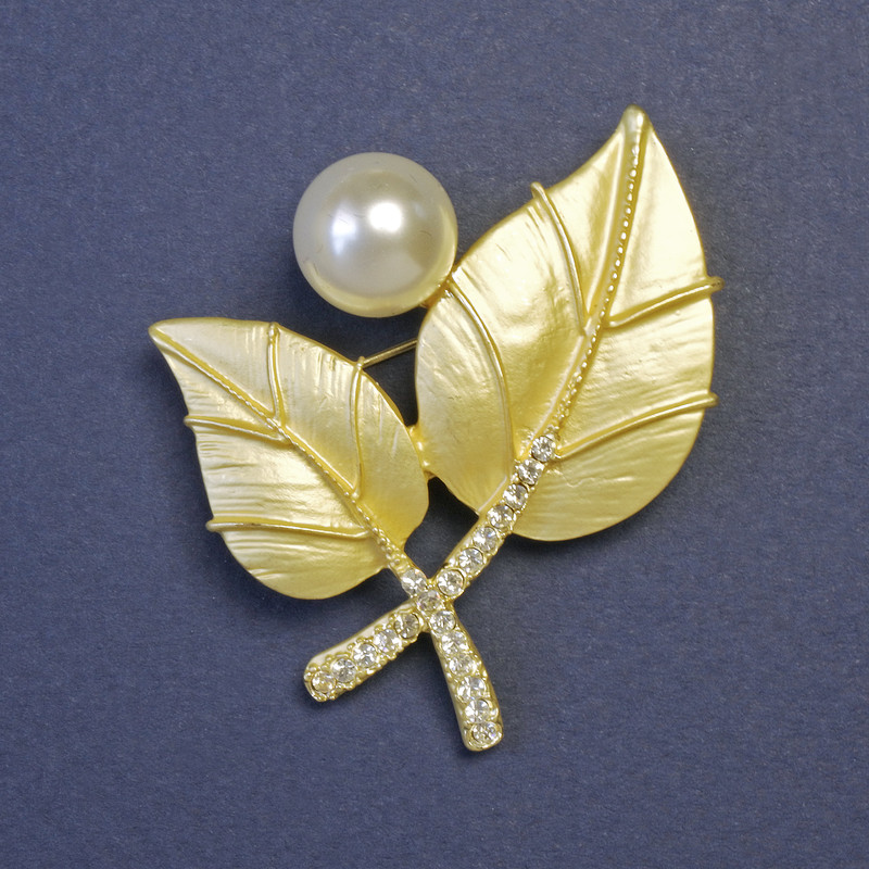 Brosche Blätter mit weißer Perle (Acryl) 45×40 mm ± goldfarbenes Metall