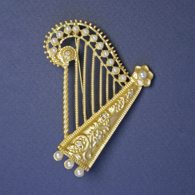 Brosche Harfe mit weißen Perlen 65×53 mm ± goldfarbenes Metall