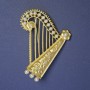 Brosche Harfe mit weißen Perlen 65×53 mm ± goldfarbenes Metall