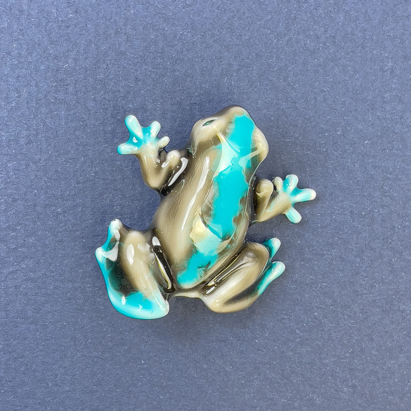 Brosche Frosch silberblau 27×30 mm+