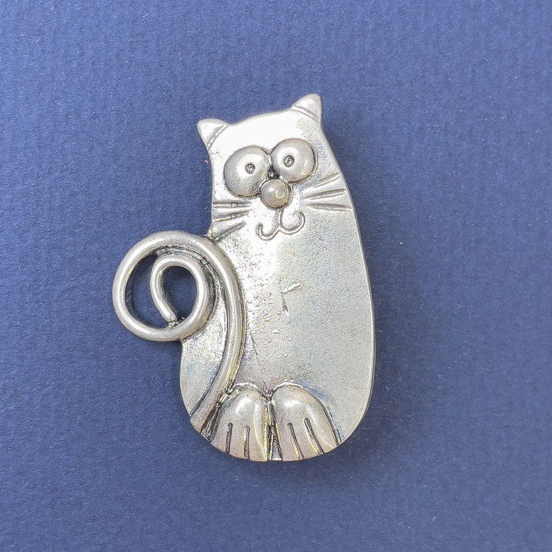 Brosche mit Anhänger Katze, matt silberfarbenes Metall, 28×37 mm+