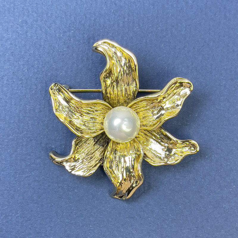 Brosche-Anhänger Blume mit Perle, goldfarbenes Metall, Durchmesser 45 mm+