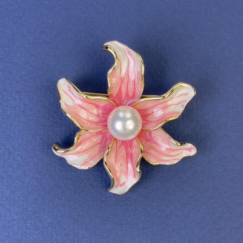 Blumenbrosche „Blume“, Durchmesser ca. 45 mm, rosa Emaille und Perle