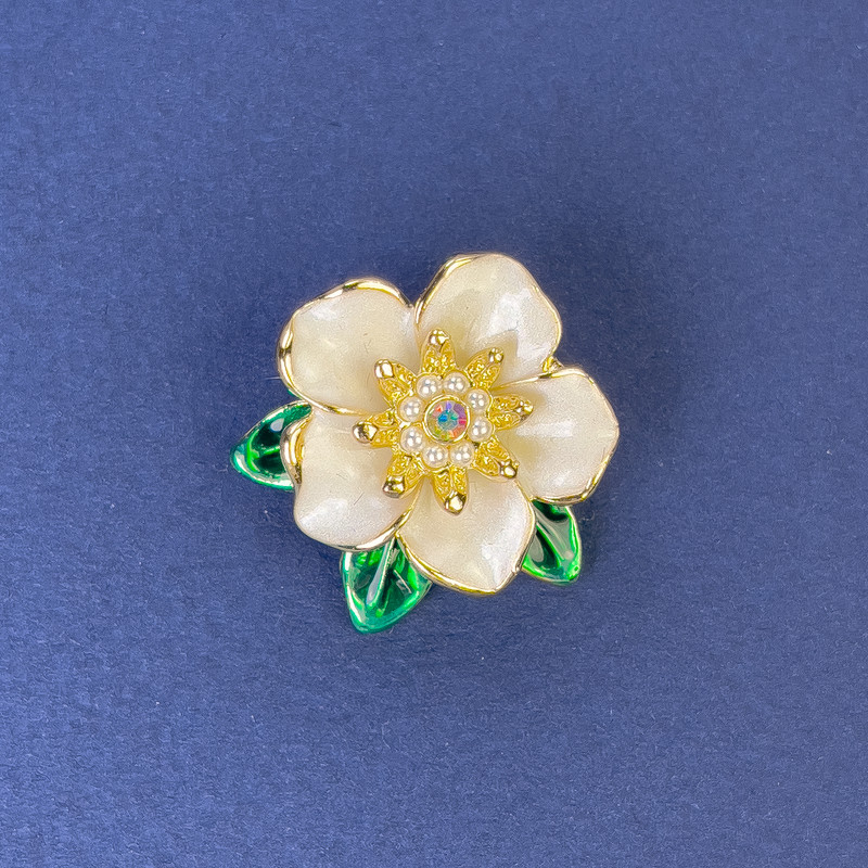 Blumenbrosche, Durchmesser ca. 25 mm, weiß-grüne Emaille, Strasssteine