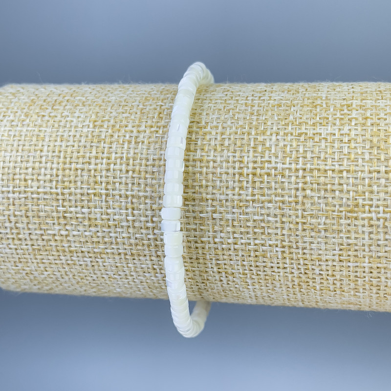 Armband aus Perlmutt-Rondellen, Durchmesser 4×2 mm, Länge ca. 18 cm, elastisch
