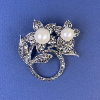 Brosche 'Blumen mit Perle' graue Strasssteine, dunkel-silberfarbenes Metall, 52×47 mm +