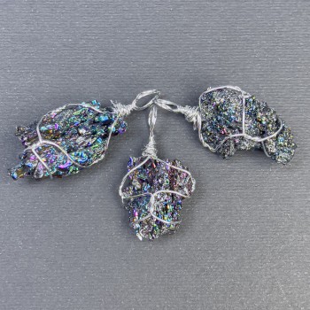 Anhänger Chalkopyrit regenbogenfarben, galvanisch beschichtet, unbearbeitet in Drahtumsflechtung, Durchmesser assortiert 35–45×9–22 mm+