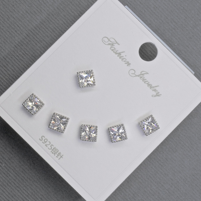 Ohrstecker 5 mm ± silberfarbenes Metall, weiße Strasssteine