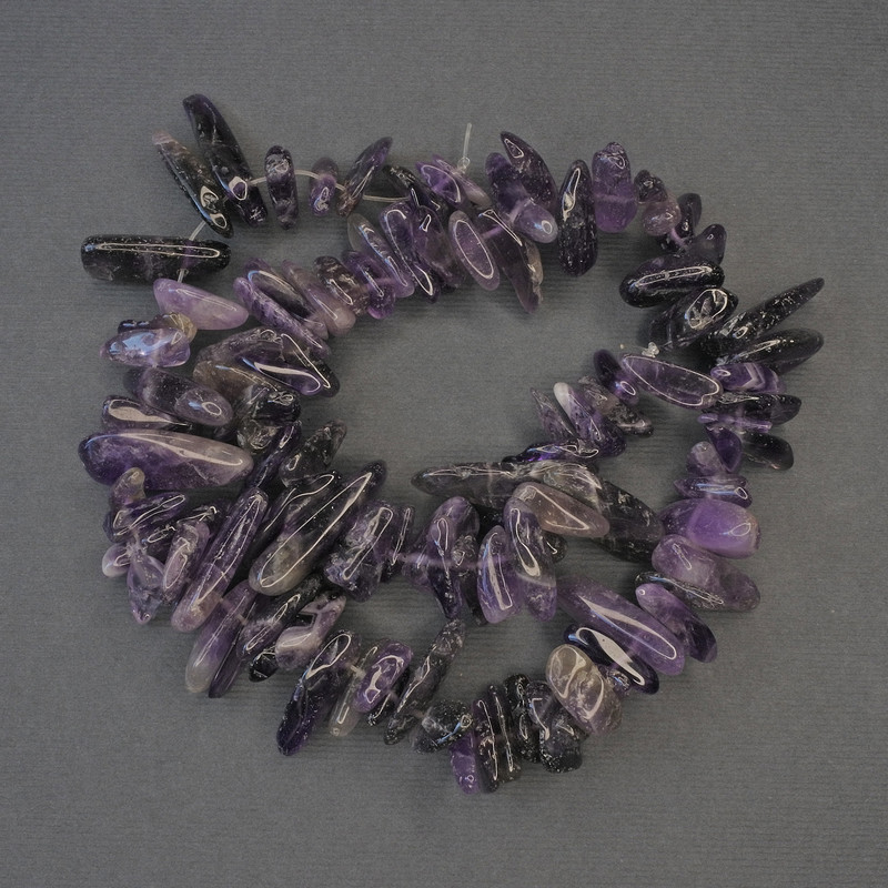 Amethyst-Chip-Perlen 14–20 × 3–6 mm, auf Faden, Länge 40 cm+