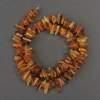Bernsteinstücke-Perlen, Durchmesser ca. 9–14×3 mm, Länge ca. 39 cm, auf Nylonfaden