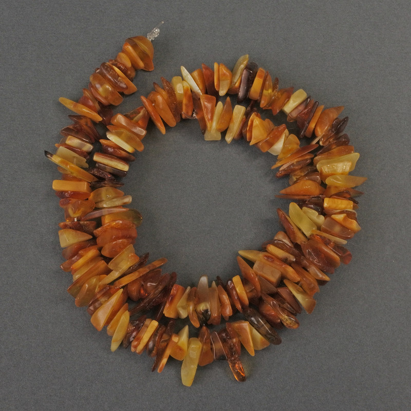 Bernsteinstücke-Perlen, Durchmesser ca. 9–14×3 mm, Länge ca. 39 cm, auf Nylonfaden