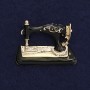 Brosche Nähmaschine, schwarzer Emaille, goldfarbenes Metall 36×28 mm+