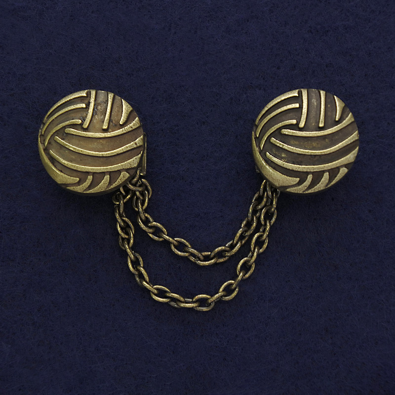 Brosche für Cardigans in Bronzefarben, Durchmesser ca. 20 mm, Kette ca. 9 cm lang