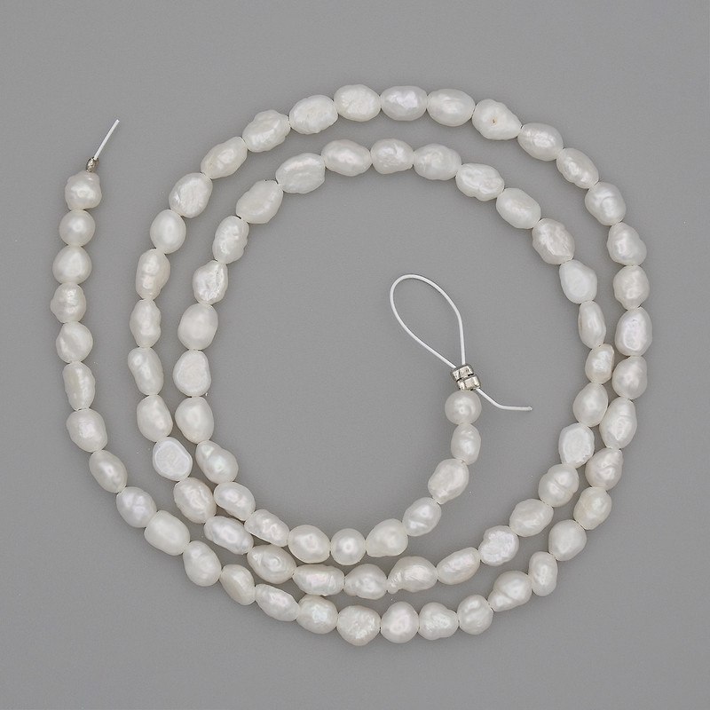 Perlen aus natürlichen Flussperlen, 5–6×3–4 mm, Länge ca. 39 cm, auf Schnur