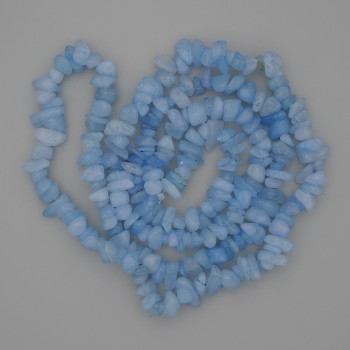 Aquamarin-Krümelperlen, Durchmesser ca. 7–12 × 3–5 mm, Länge ca. 80 cm, auf Beadingdraht