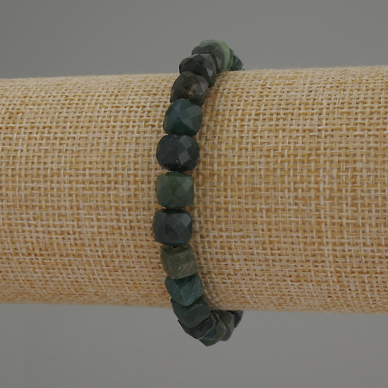 Armband aus grünem Jaspis, facettierte Würfel, Durchmesser ca. 7 mm, Länge ca. 18 cm, Stretch