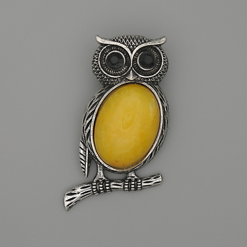 Brosche-Anhänger Eule, künstlicher Bernstein, 45×25 mm ±, schwarze Strasssteine, silberfarbenes Metall