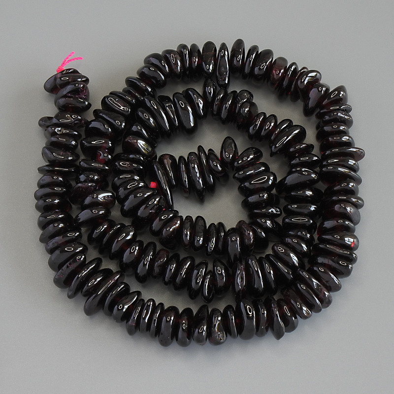 Granatkörnchen, Granatschips, Durchmesser 7–12 × 2–3 mm, 5 mm ± auf der Schnur, Länge 40 cm+