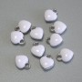 Herzanhänger, weiß emailliert, silberfarbenes Metall, Durchmesser 6×8 mm ± Packung 10 Stück