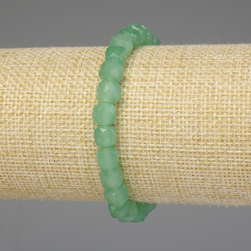 Armband aus facettiertem Nephrit, Würfel 7×7 mm, Länge ca. 18 cm, Stretcharmband