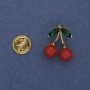 Brosche Kirschen mit roter und grüner Emaille, goldfarbenes Metall, 20×16 mm+