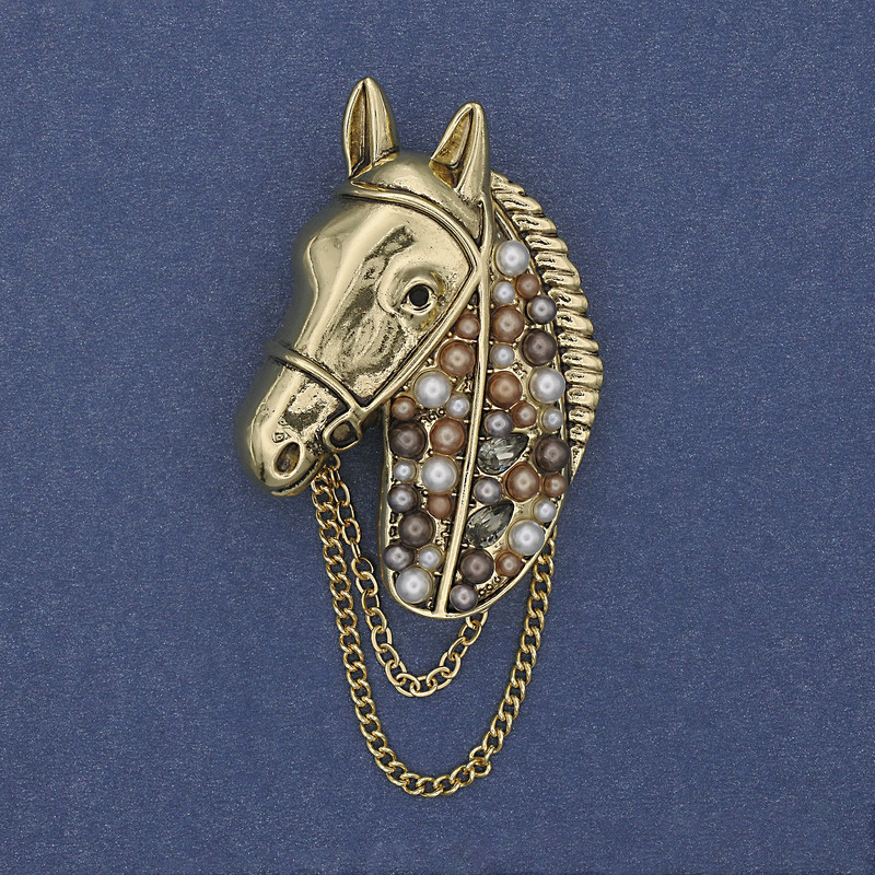 Brosche Pferd mit Strasssteinen und Perlen, goldfarbene Metallkette 46×29 mm+