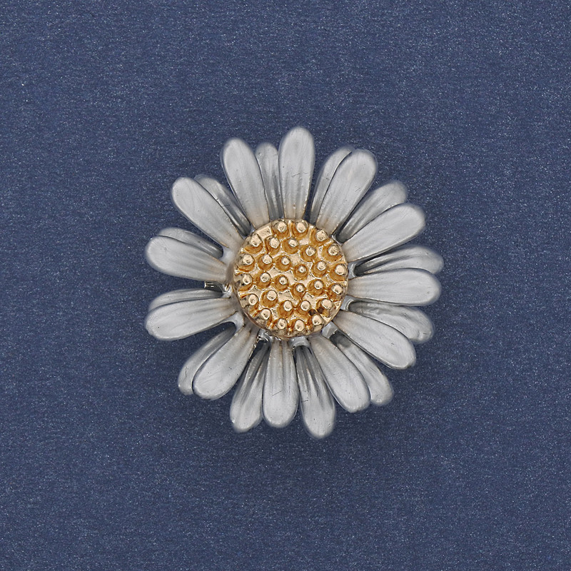 Brosche „Gänseblümchen“ zartblau und goldfarbene Emaille, silberfarbenes Metall, 26 mm+