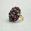 Ring mit Granatkörnchen in glatter Fassung, 30 × 26 mm ±, goldfarbenes Metall, Größe