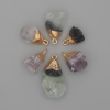 Fluorit-Anhänger, naturbelassener Stein, goldfarbene Metallfassung, 18–27 × 12–16 mm ±, assortierte Größen