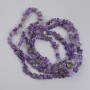 Amethyst-Chips-Perlen, Durchmesser ca. 4–5 × 2–3 mm, Länge ca. 78 cm, auf Nylonfaden