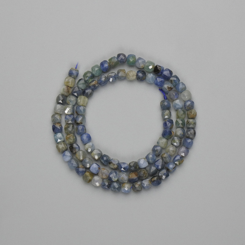 Kyanit-Perlen, facettierte Würfel 4×4 mm, Länge ca. 39 cm, auf einer Schnur