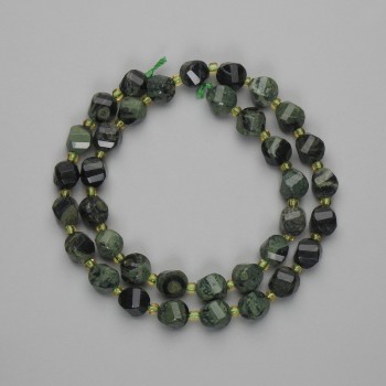 Perlen aus ozeanischem Jaspis, facettierte Rhombusform 8×7 mm ±, Seed-Beads 3 mm ±, Länge ca. 38 cm ±, auf Faden