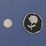 Magnetbrosche Rose auf schwarzer Emaille, silberfarbenes Metall 38×41 mm+