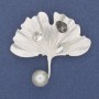 Brosche Blatt mit weißer Perle, Strass, silberfarbenes Metall 45 × 45 mm+
