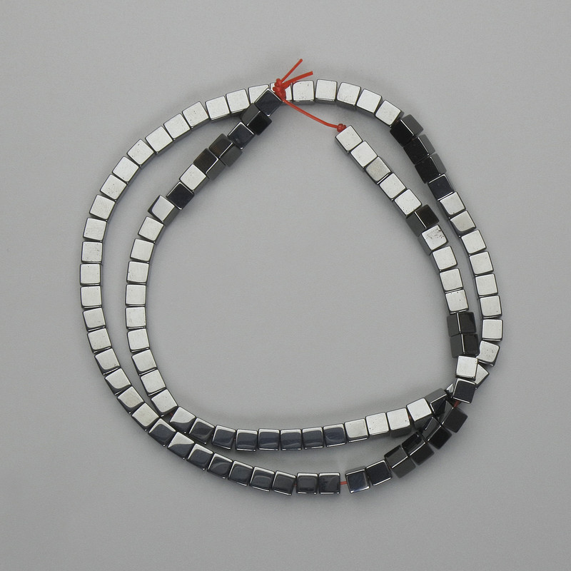 Hämatit-Perlen Würfel 4×4 mm, auf Schnur, Länge ca. 40 cm+-