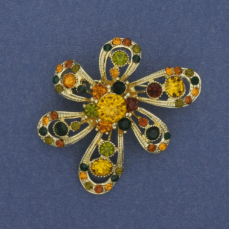 Blumenbrosche mit Strasssteinen – goldfarbenes Metall, 46×47 mm+