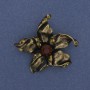 Blumenbrosche mit rotem Kristall und Strass, bronzefarbenes Metall, 47×40 mm+