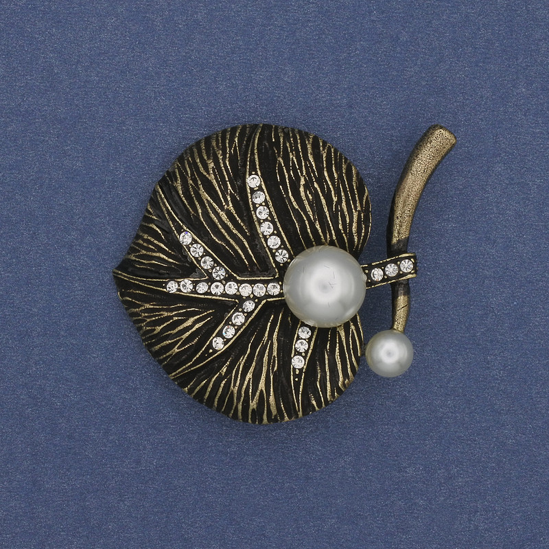 Brosche Blatt mit Perlen und Strass, bronzenes Metall, 37×42 mm+