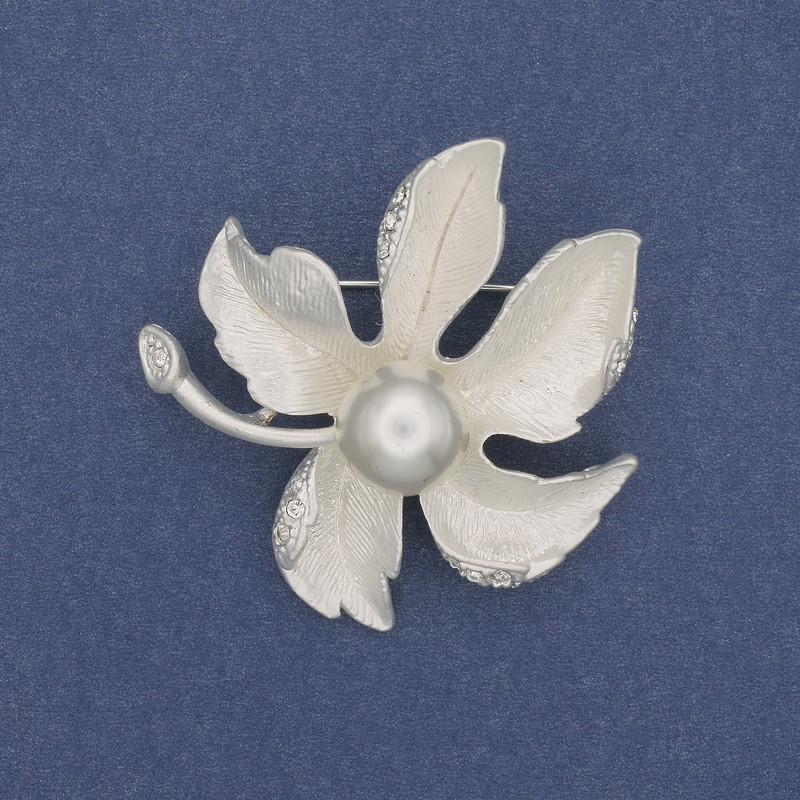 Brosche Blatt mit Perle, Strass, Emaille, silberfarbenes Metall 46 mm+