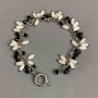 Armband aus Perlmuttkörnern 7×3,5 mm ±, tschechische Glasrondellen facettiert 4×3 mm ±, Länge ca. 19 cm