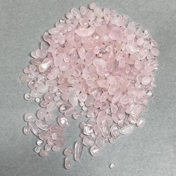 Naturstein Rosenquarz-Chips ohne Bohrung 3-10×3-4 mm ± (pro 100 g ±)